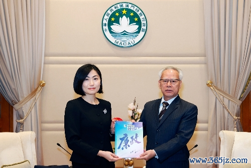 图为廉政专员向岑浩辉提交《2025澳门廉政公署使命推崇》。澳门特区廉政公署供图
